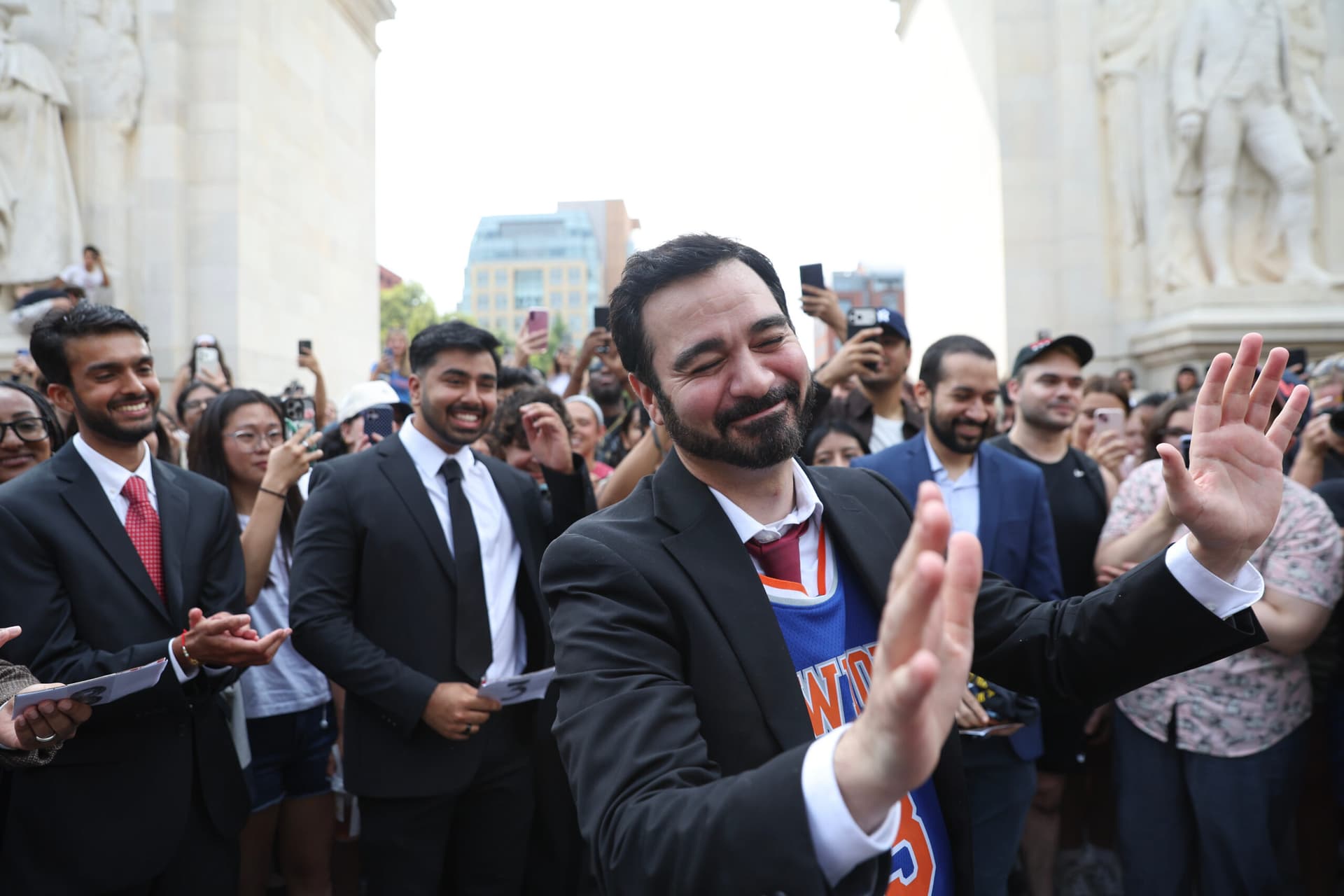 Knicks Jersey, Mayor Face: How a Wild Look-Alike Contest Captured NYC’s Unfiltered Spirit
